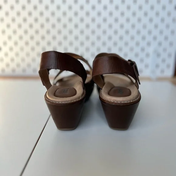 Earth Brown Leather Wedge Sandals 8 - Picture 5 of 9